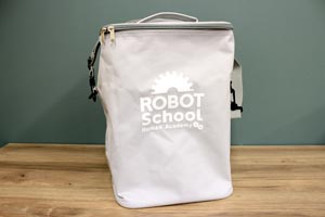 ロゴがはいったかっこいいバッグがついています！